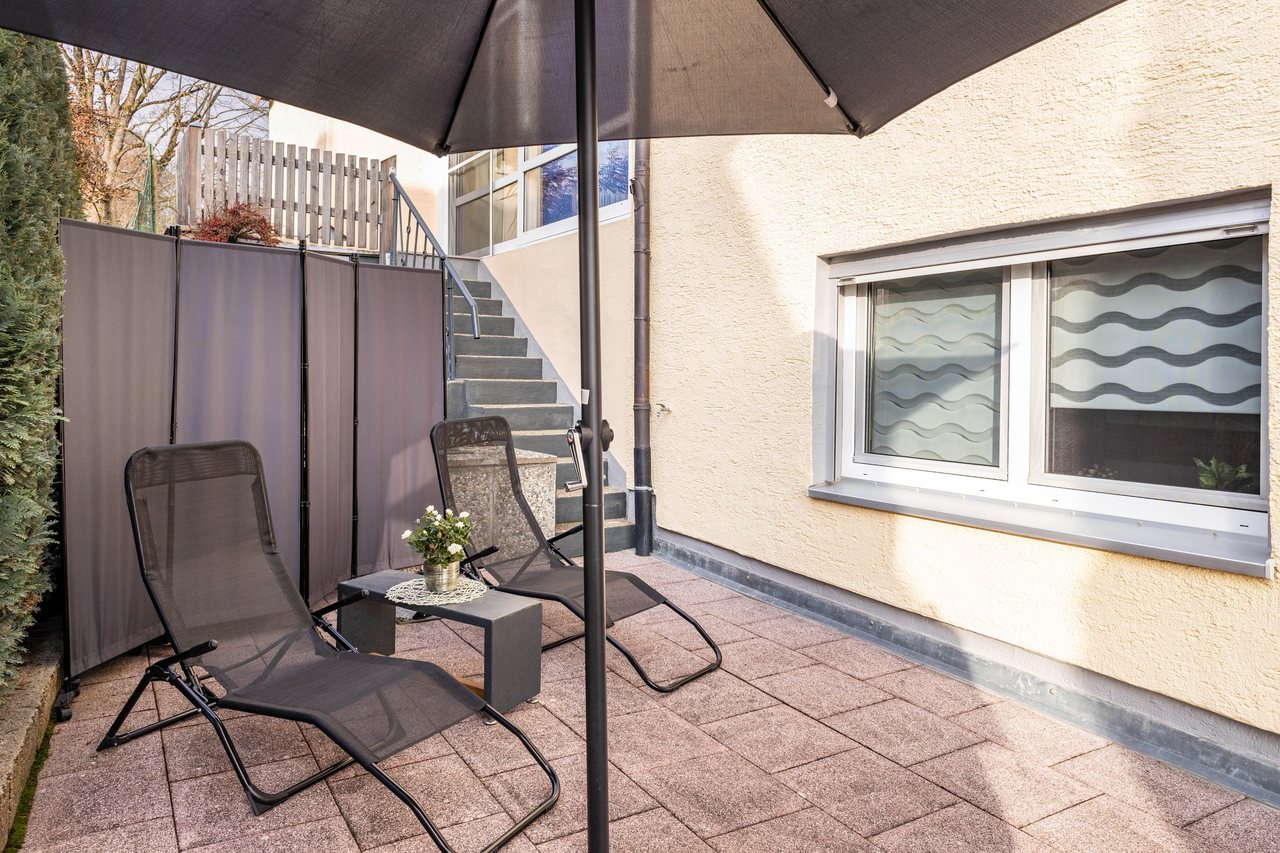 Terrasse mit Sitzplatz am Haus, Angie’s Ferienapartment in Lichtenfels, Bayern