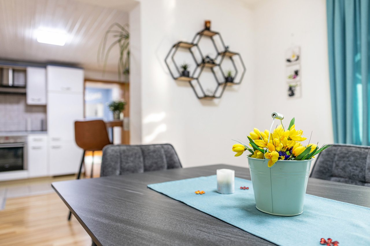 Essbereich mit Blick zur Küche, Angie’s Ferienapartment in Lichtenfels, Bayern