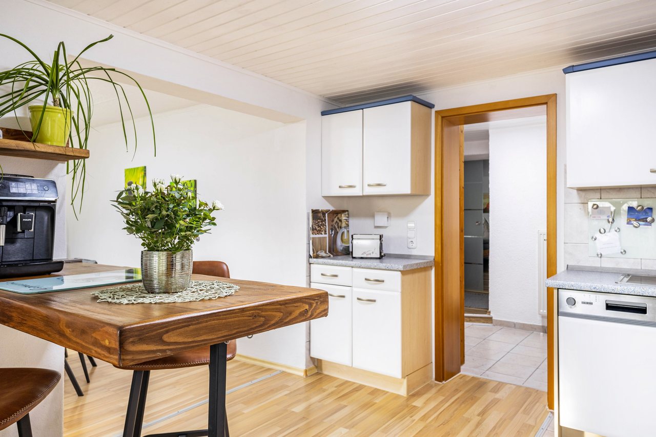 Küche mit Essplatz, Angie’s Ferienapartment in Lichtenfels, Bayern
