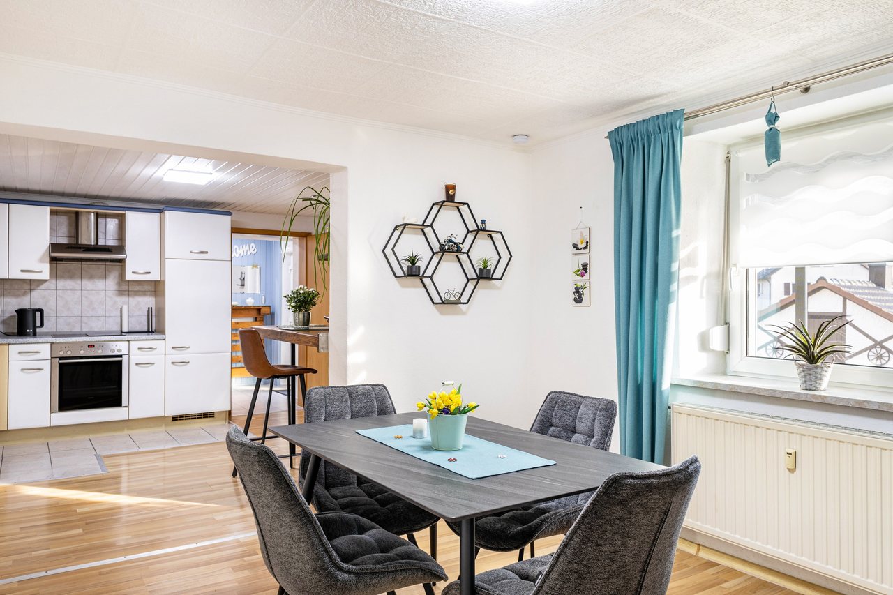 Küche mit Essplatz, Angie’s Ferienapartment in Lichtenfels, Bayern