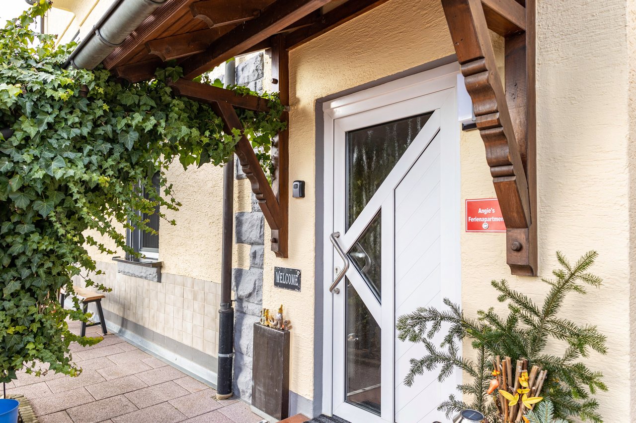 Überdachter Hauseingang, Angie’s Ferienapartment in Lichtenfels, Bayern