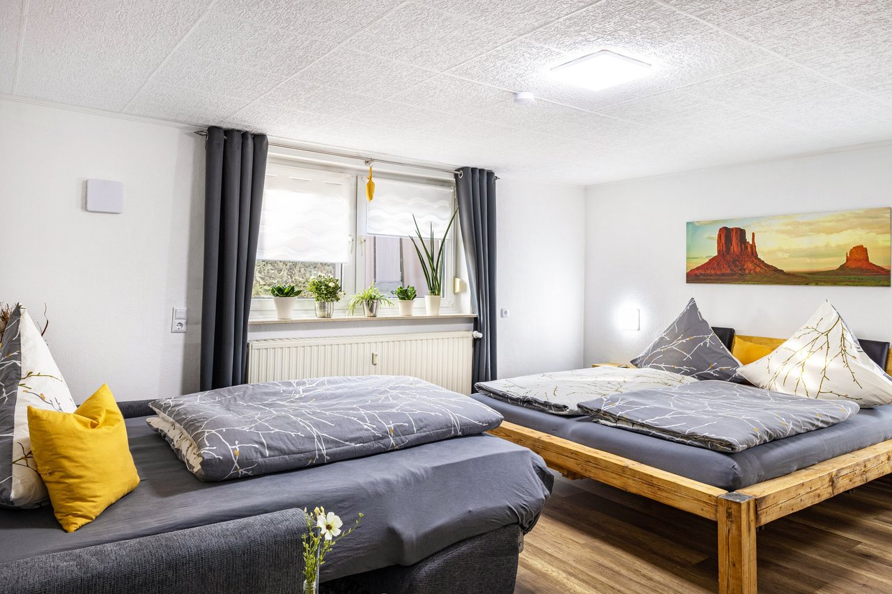 Schlafbereich mit Doppelbett, Angie’s Ferienapartment in Lichtenfels, Bayern