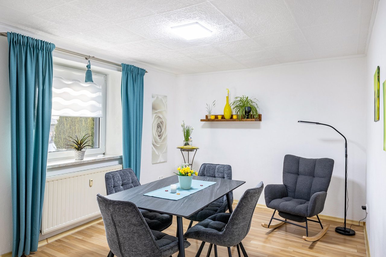 Essbereich mit Sessel, Angie’s Ferienapartment in Lichtenfels, Bayern