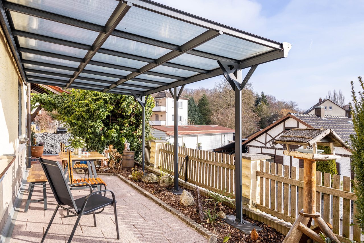 Überdachte Terrasse mit Ausblick, Angie’s Ferienapartment in Lichtenfels, Bayern