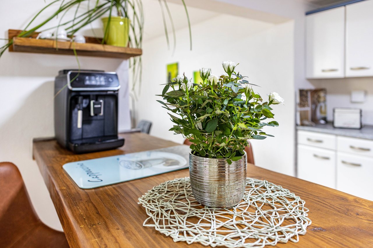 Küche mit Kaffeemaschine, Angie’s Ferienapartment in Lichtenfels, Bayern