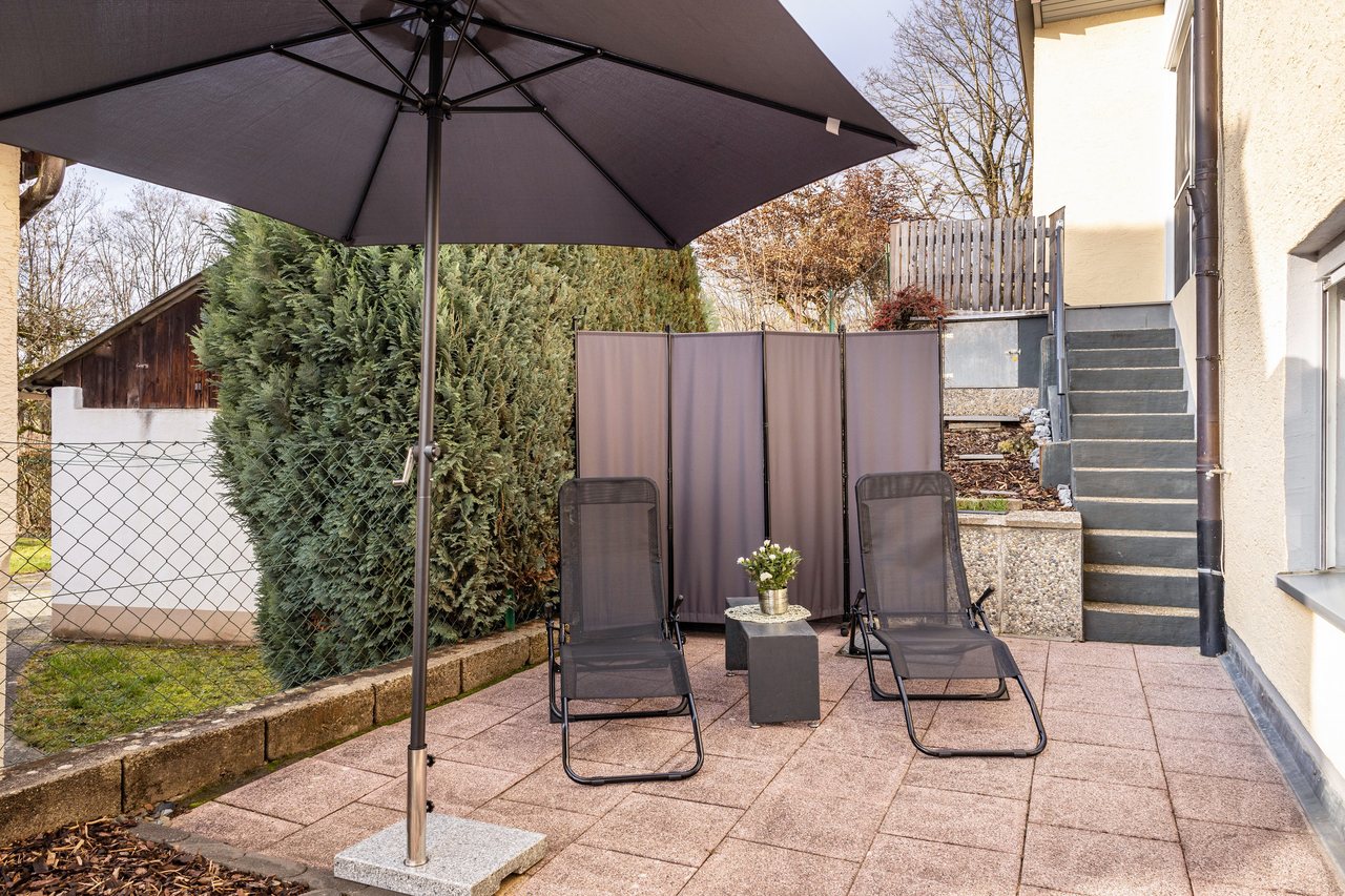 Terrasse mit Sonnenschirm, Angie’s Ferienapartment in Lichtenfels, Bayern