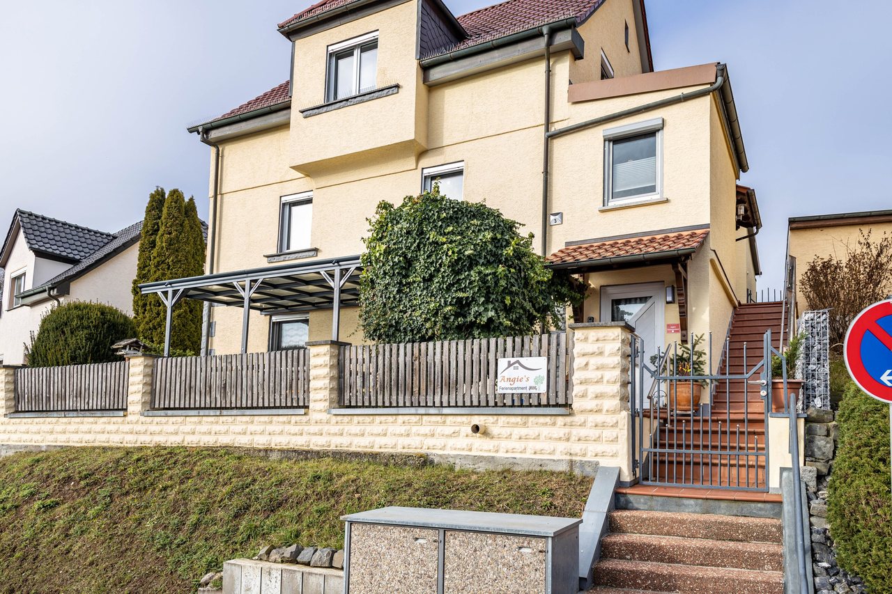 Wohnhaus, Außenansicht mit Garten, Angie’s Ferienapartment in Lichtenfels, Bayern