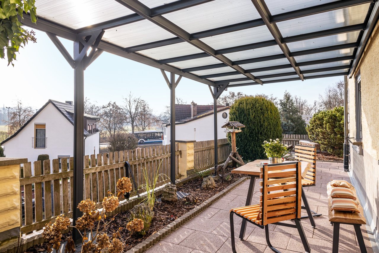 Überdachte Terrasse mit Garten, Angie’s Ferienapartment in Lichtenfels, Bayern