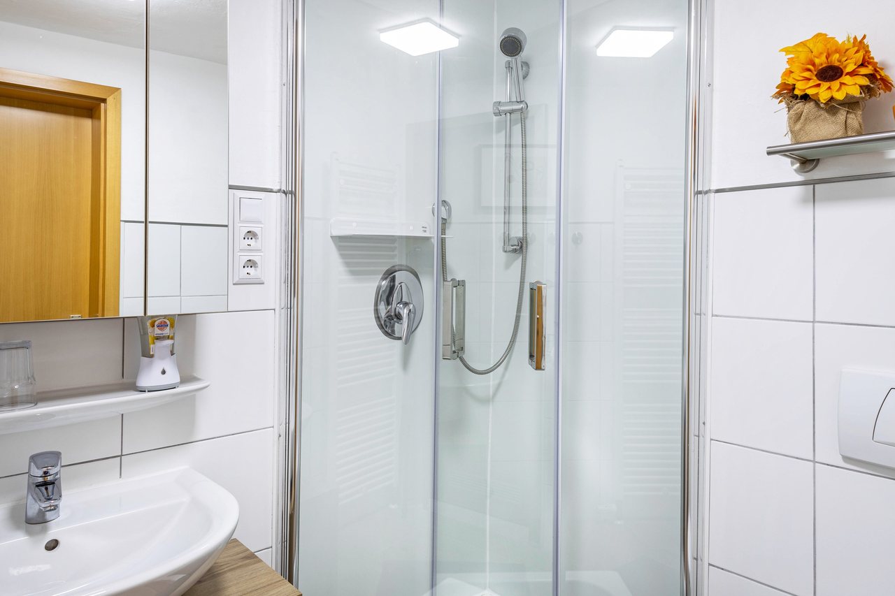 Badezimmer mit Dusche, Angie’s Ferienapartment in Lichtenfels, Bayern