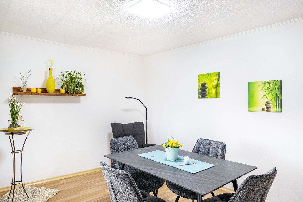 Essbereich mit Tisch und Stühlen, Angie’s Ferienapartment in Lichtenfels, Bayern
