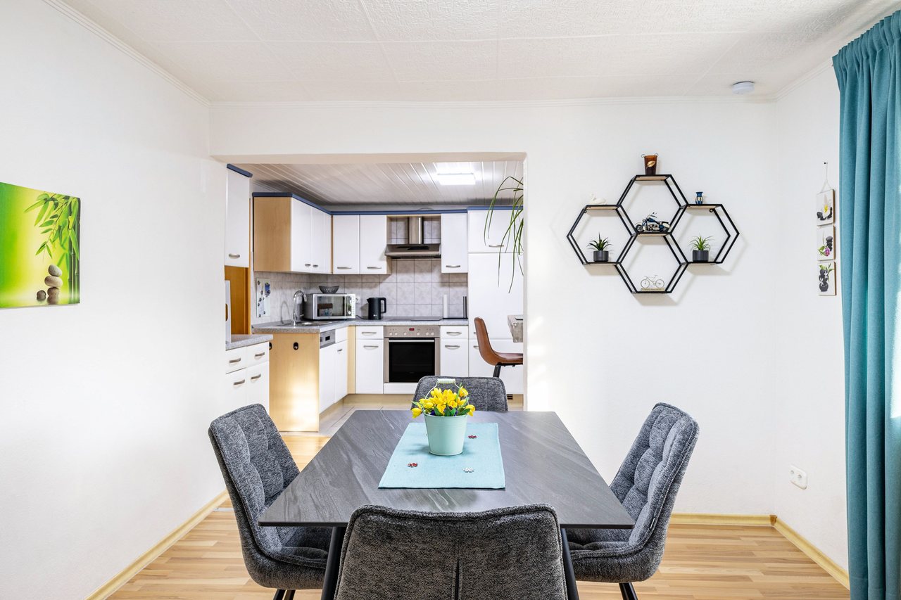 Essbereich mit Blick zur Küche, Angie’s Ferienapartment in Lichtenfels, Bayern