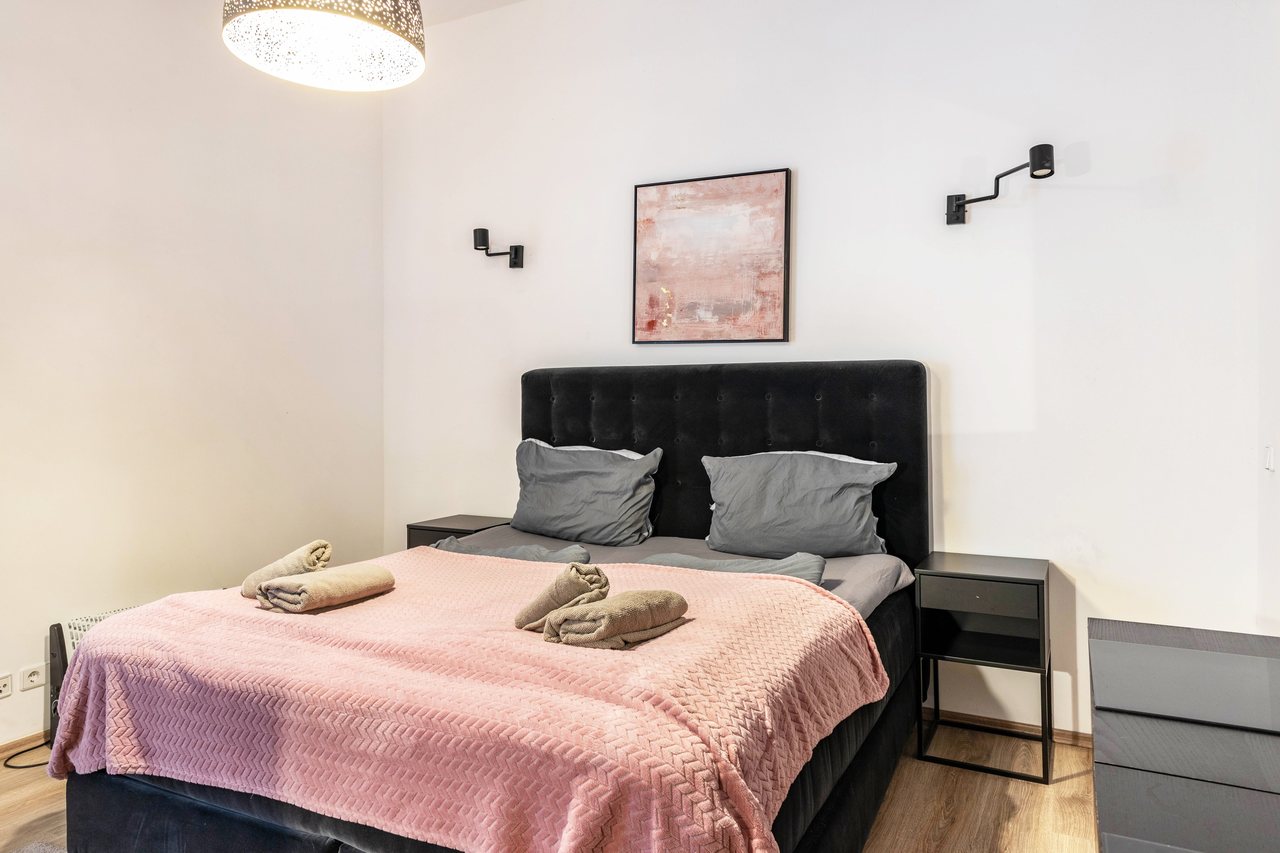 Schlafzimmer mit gepolstertem Bett, Backyard Loft West-Berlin in Berlin