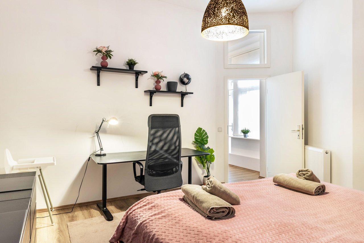 Schlafbereich mit Doppelbett und Schreibtisch, Backyard Loft West-Berlin in Berlin