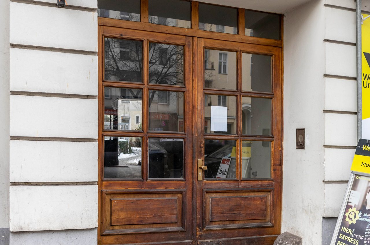 Historische Holztür am Hauseingang, Backyard Loft West-Berlin in Berlin