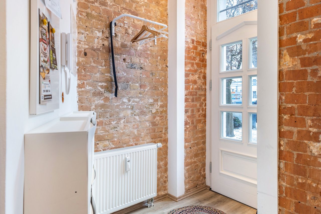 Zimmer mit Backsteinwand am Fenster, Backyard Loft West-Berlin in Berlin