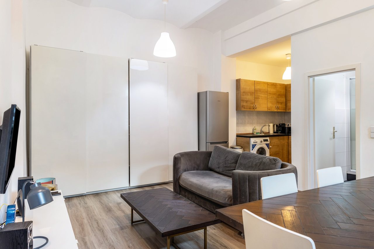 Wohn- und Essbereich mit Sofa und Esstisch, Backyard Loft West-Berlin in Berlin