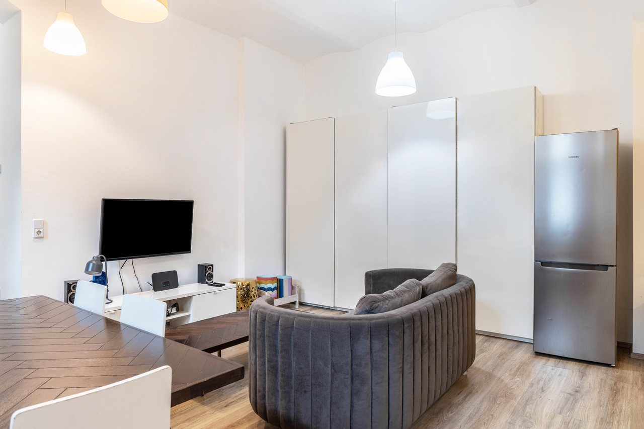 Wohnbereich mit Sofa und Fernseher, Backyard Loft West-Berlin in Berlin