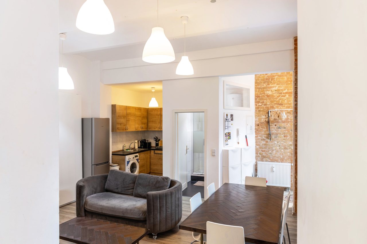 Wohnbereich mit Sofa und Küchenzeile, Backyard Loft West-Berlin in Berlin