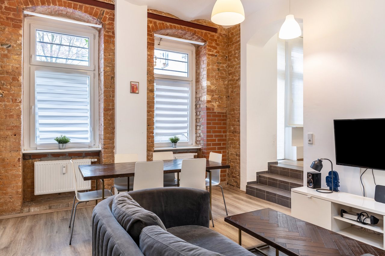 Wohn- und Essbereich mit Backsteinwand, Backyard Loft West-Berlin in Berlin