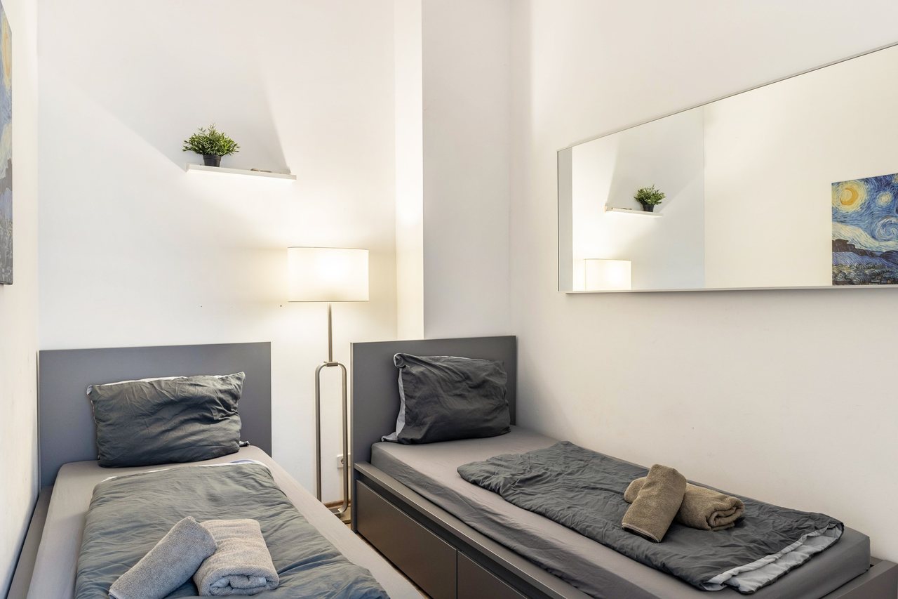 Schlafbereich mit Einzelbetten, Backyard Loft West-Berlin in Berlin