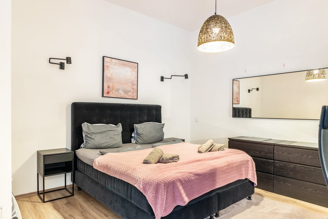 Schlafbereich mit Doppelbett, Backyard Loft West-Berlin in Berlin