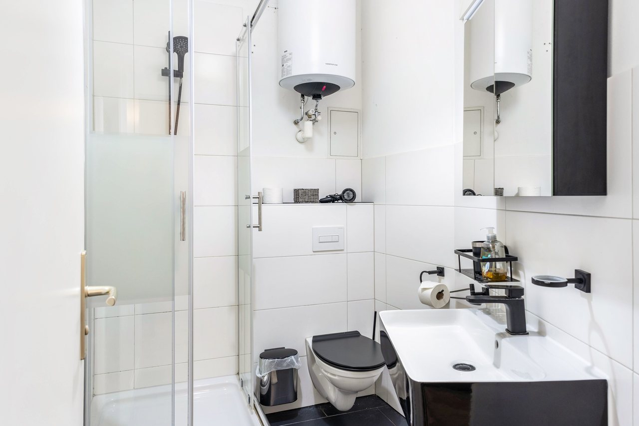 Badezimmer mit Dusche und Waschbecken, Backyard Loft West-Berlin in Berlin