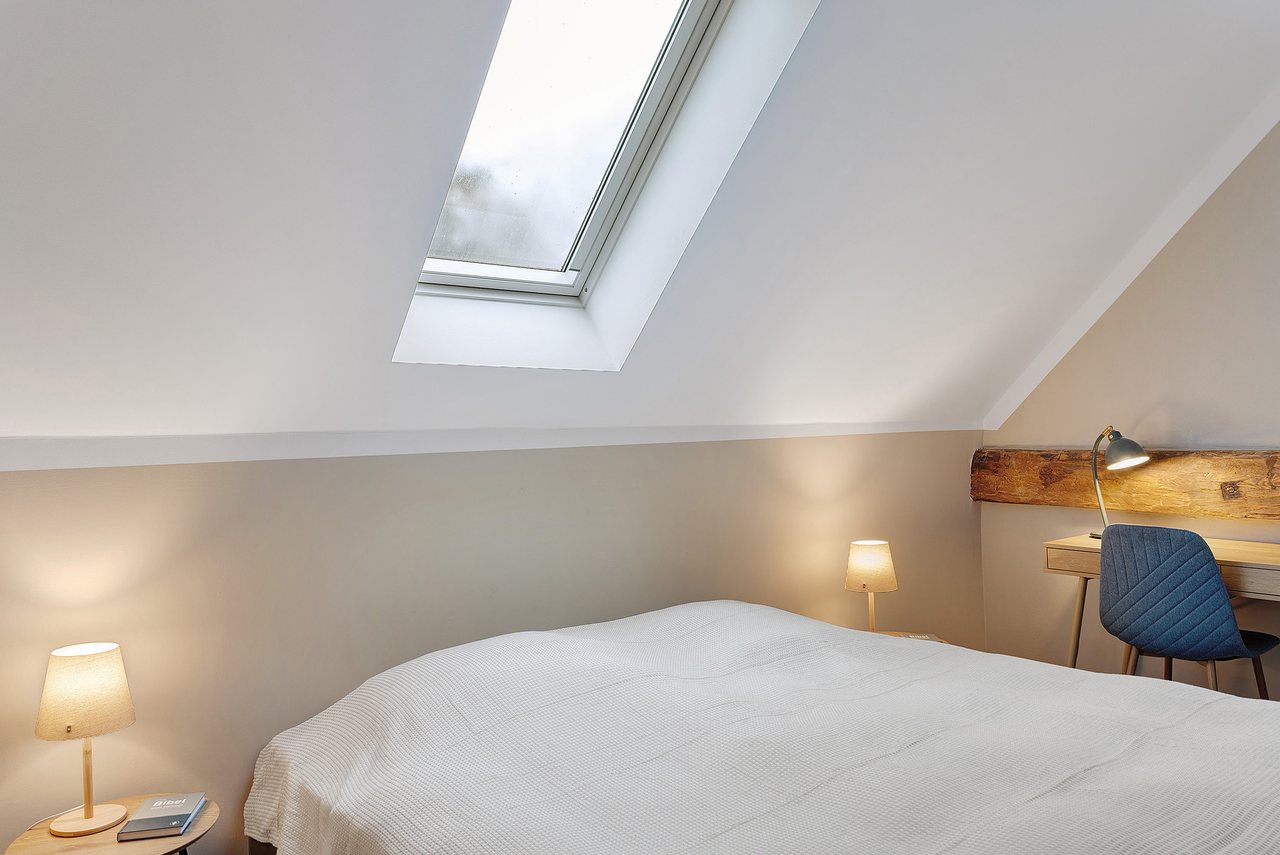 Zimmer mit Dachfenster und Sitzgelegenheit, Doppelzimmer in Marienfließ, Brandenburg
