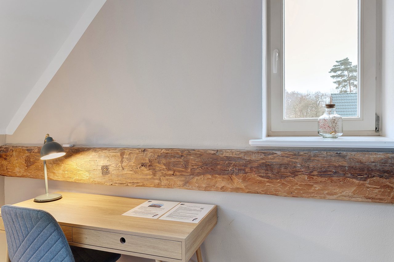 Schreibtisch am Fenster, Doppelzimmer in Marienfließ, Brandenburg