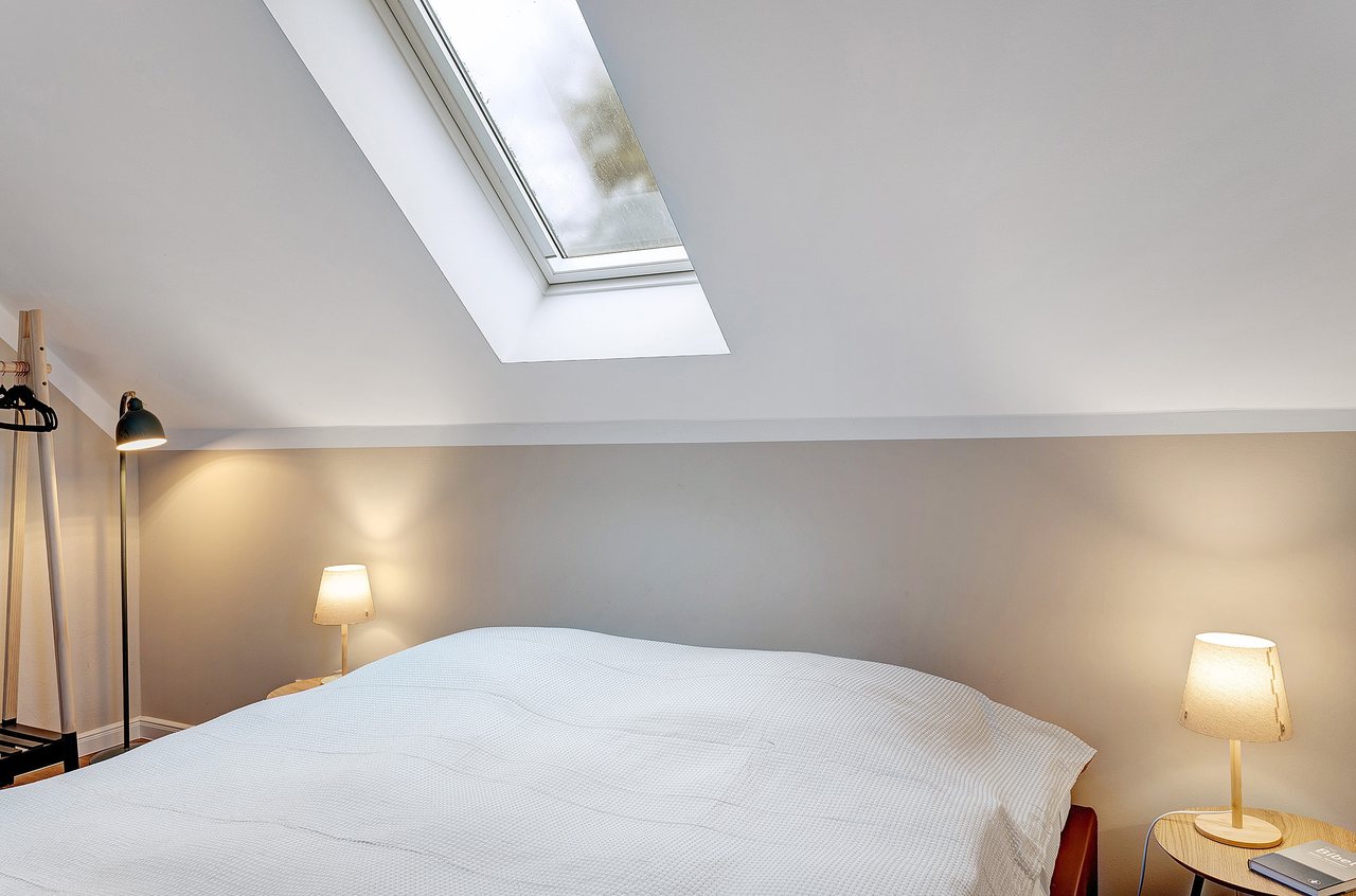 Doppelbett unter der Dachschräge, Doppelzimmer in Marienfließ, Brandenburg