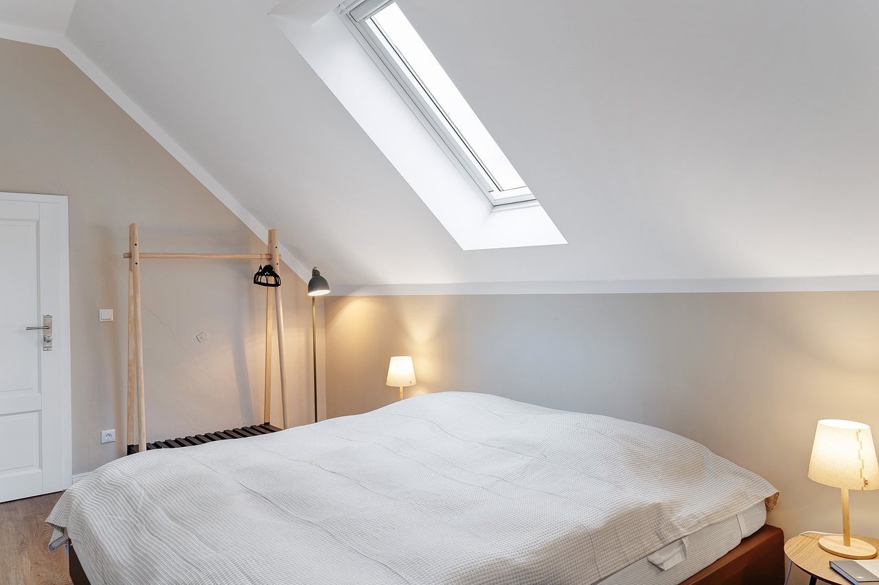 Doppelbett unter der Dachschräge, Doppelzimmer in Marienfließ, Brandenburg