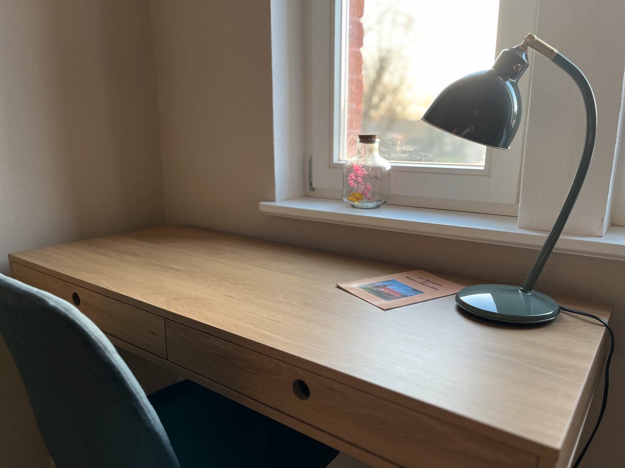 Schreibtisch am Fenster, Doppelzimmer in Marienfließ, Brandenburg