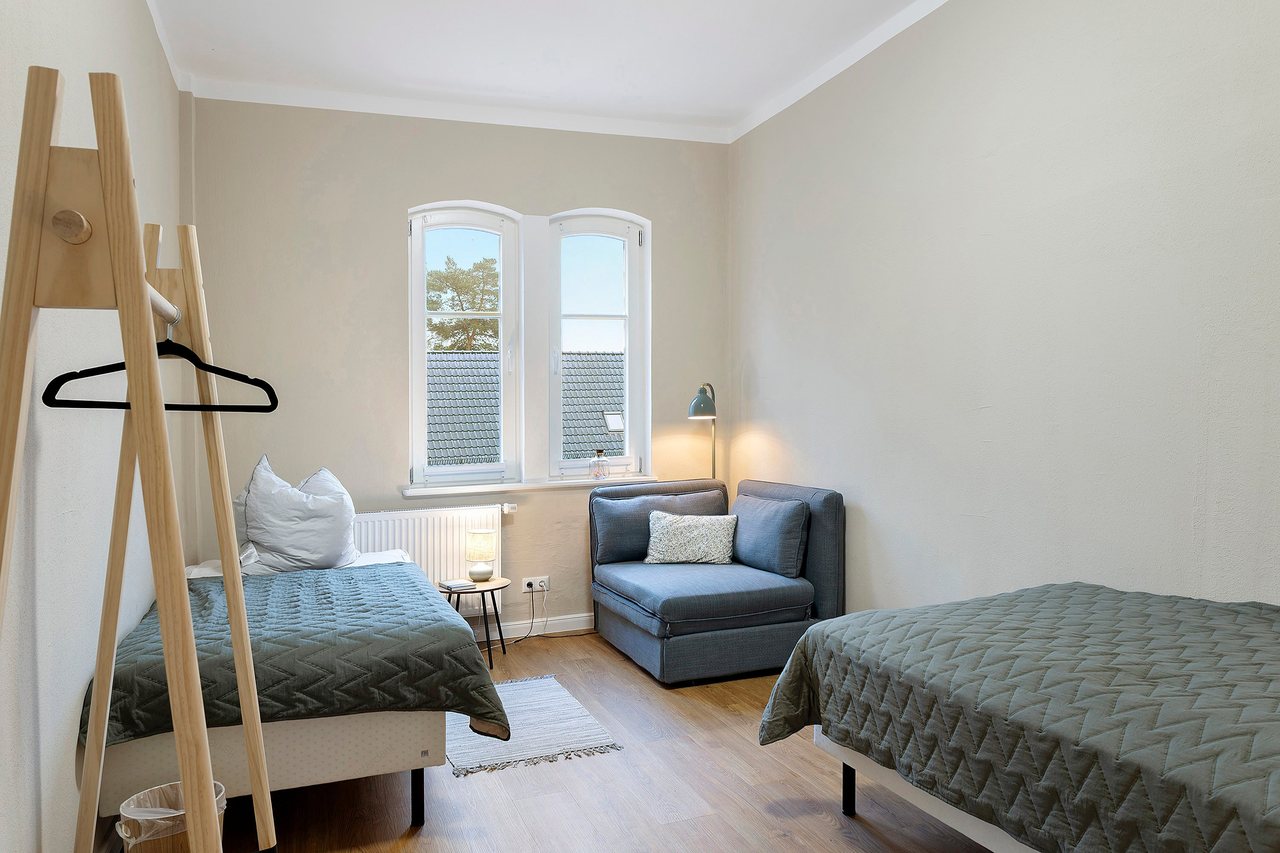 Bett mit Kleiderständer, Doppelzimmer in Marienfließ, Brandenburg