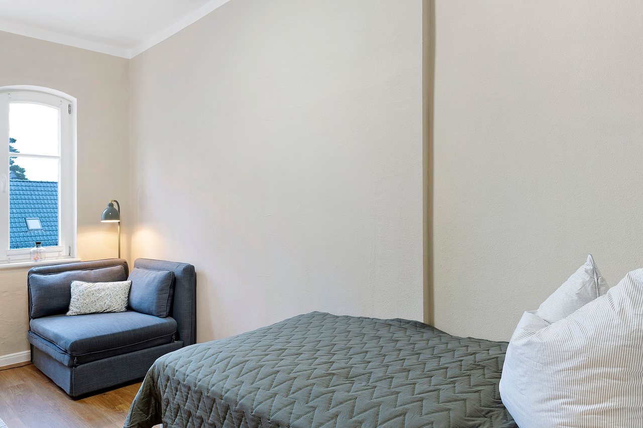 Bett mit Sessel, Doppelzimmer in Marienfließ, Brandenburg