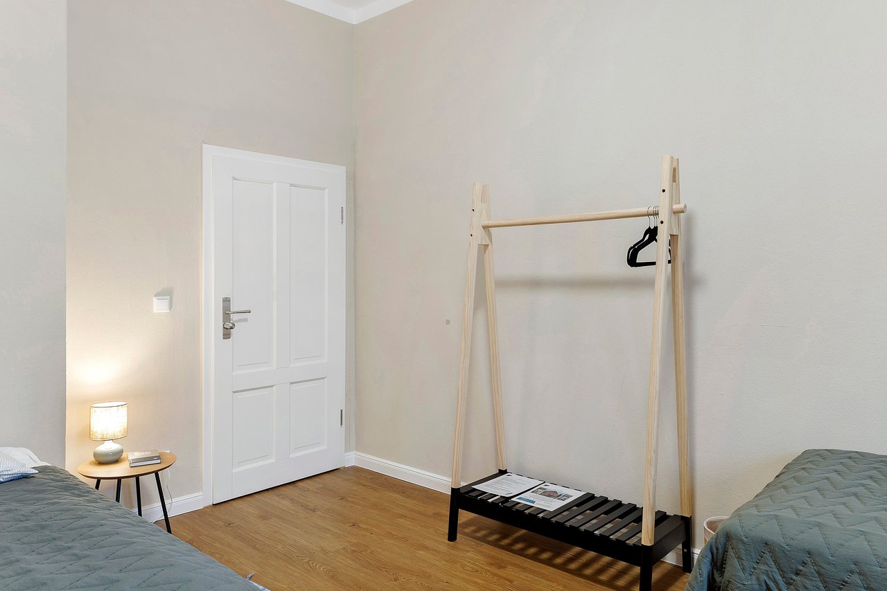 Bett mit Kleiderständer, Doppelzimmer in Marienfließ, Brandenburg