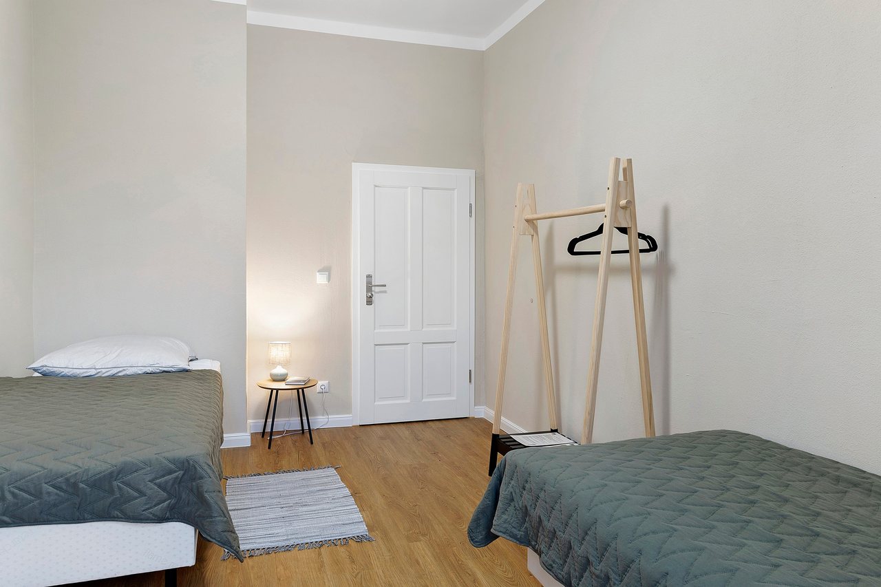 Bett mit Kleiderständer, Doppelzimmer in Marienfließ, Brandenburg