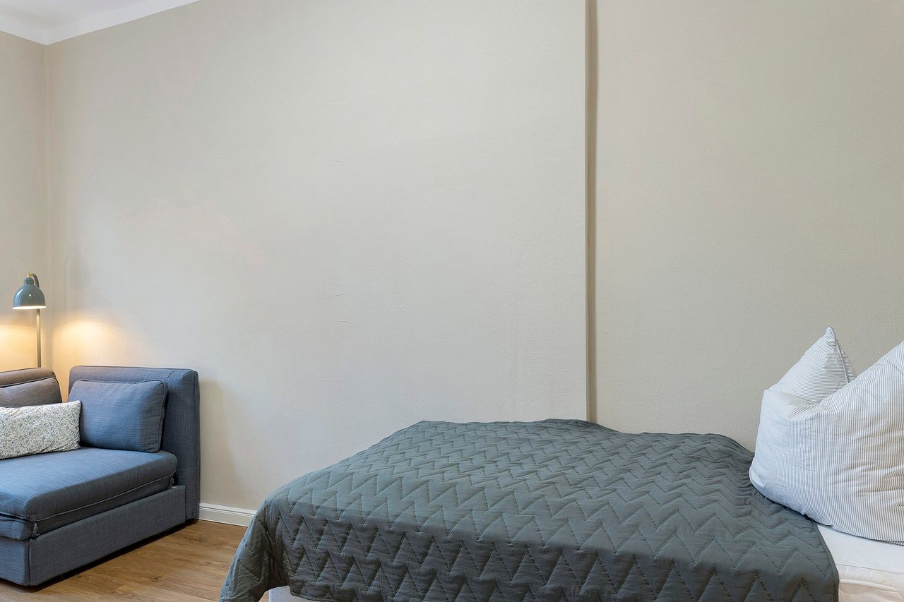 Bett mit Sessel, Doppelzimmer in Marienfließ, Brandenburg
