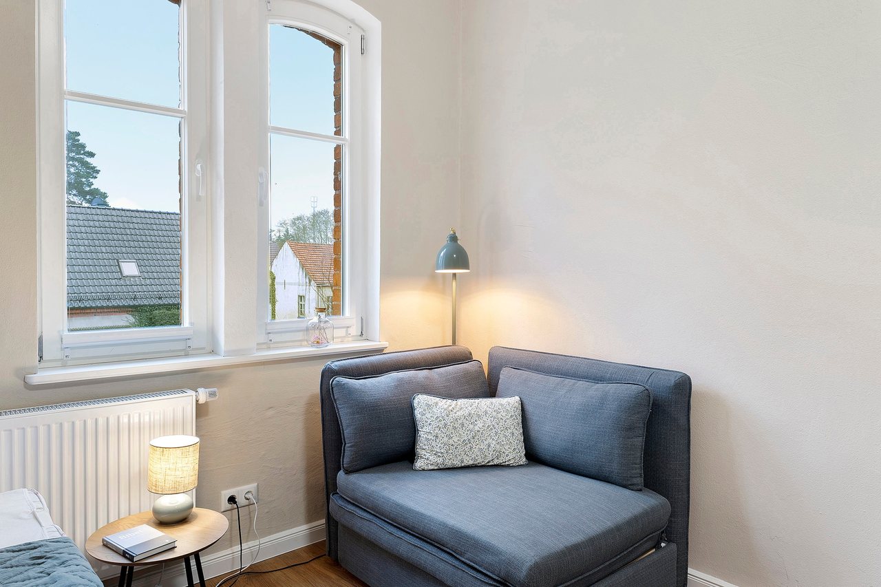 Sessel am Fenster mit Ausblick, Doppelzimmer in Marienfließ, Brandenburg