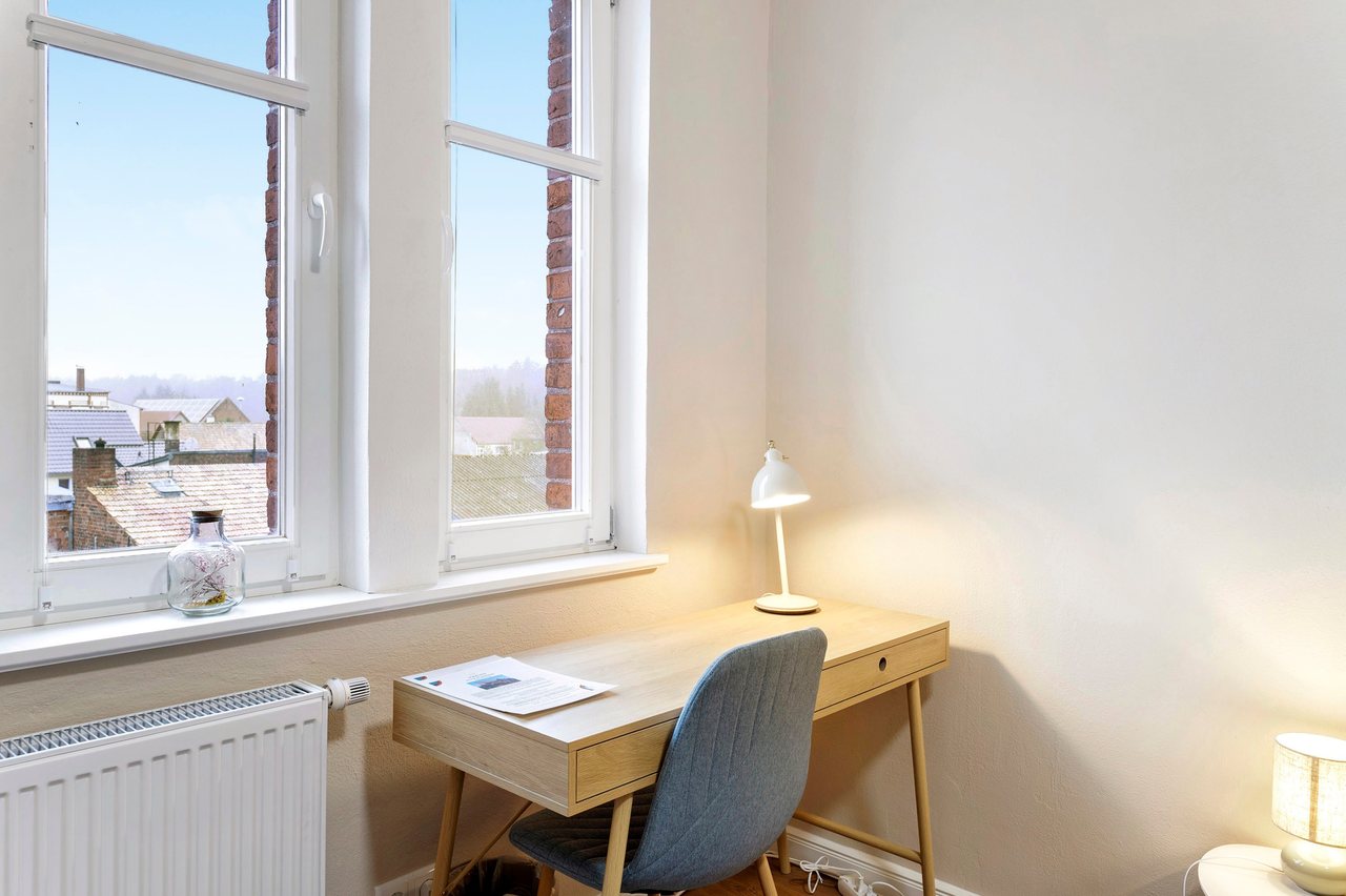 Schreibtisch am Fenster mit Ausblick, Doppelzimmer in Marienfließ, Brandenburg