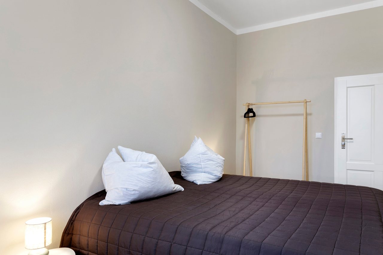 Doppelbett mit Kleiderständer, Doppelzimmer in Marienfließ, Brandenburg