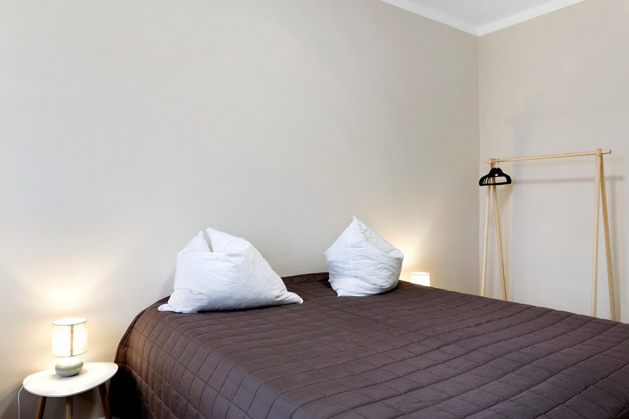 Doppelbett mit Kleiderständer, Doppelzimmer in Marienfließ, Brandenburg