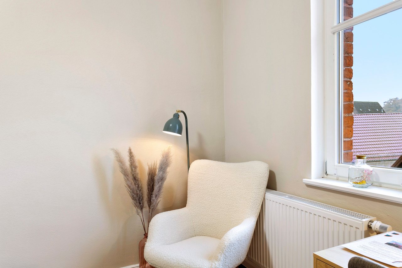 Sessel am Fenster, Doppelzimmer in Marienfließ, Brandenburg