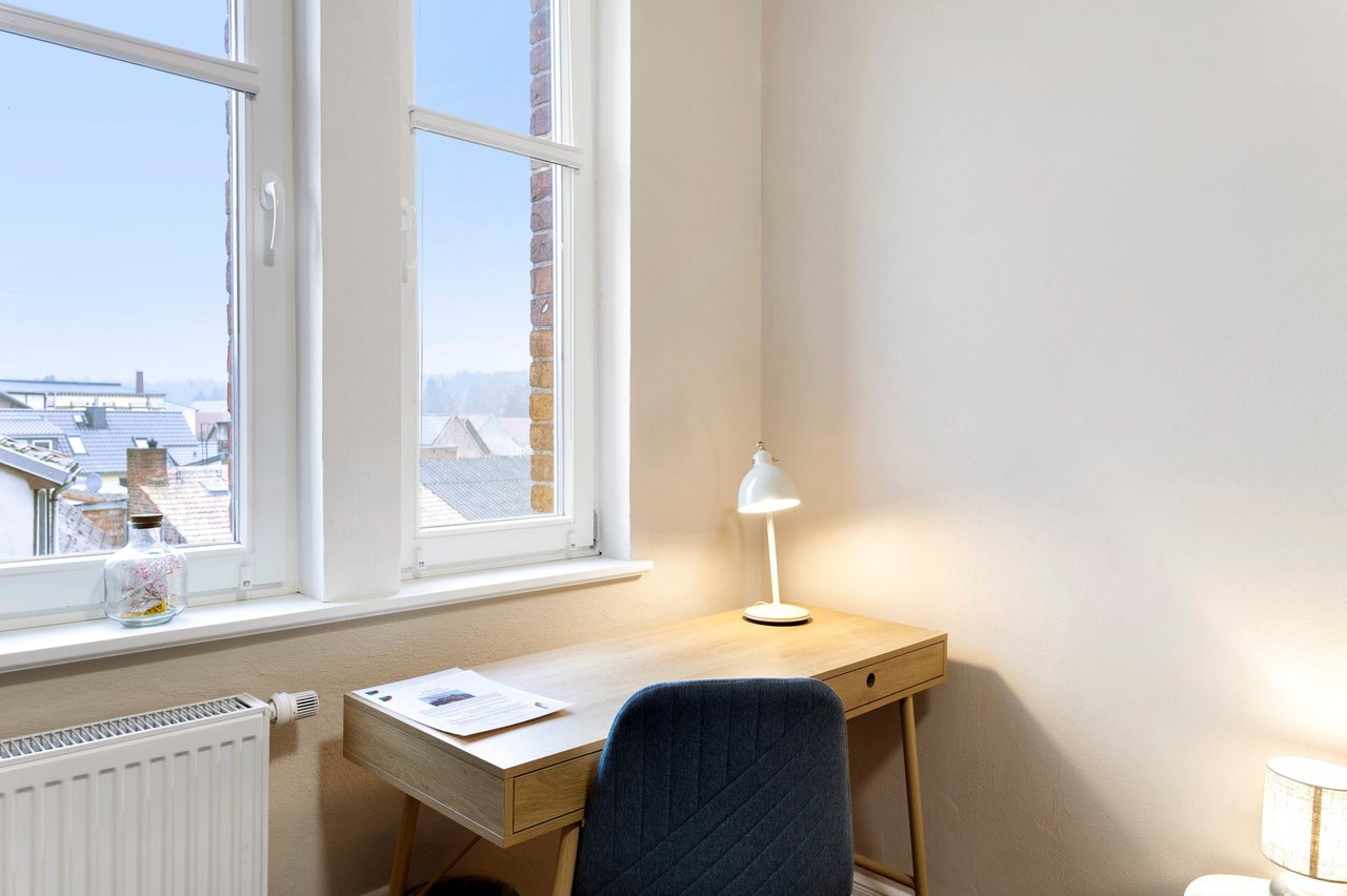 Schreibtisch am Fenster mit Ausblick, Doppelzimmer in Marienfließ, Brandenburg