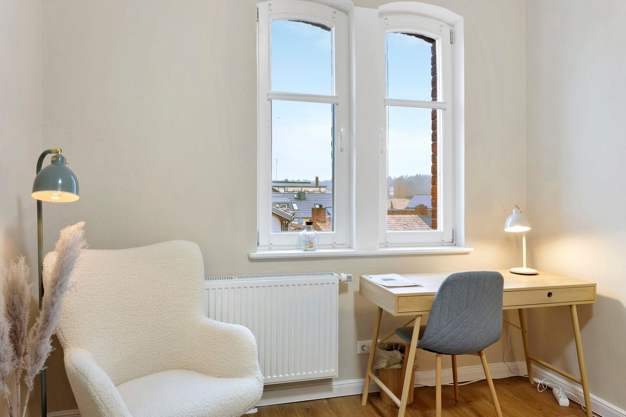 Sessel und Schreibtisch am Fenster, Doppelzimmer in Marienfließ, Brandenburg