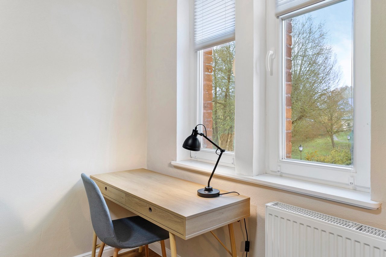 Schreibtisch am Fenster, Einzelzimmer in Marienfließ, Brandenburg
