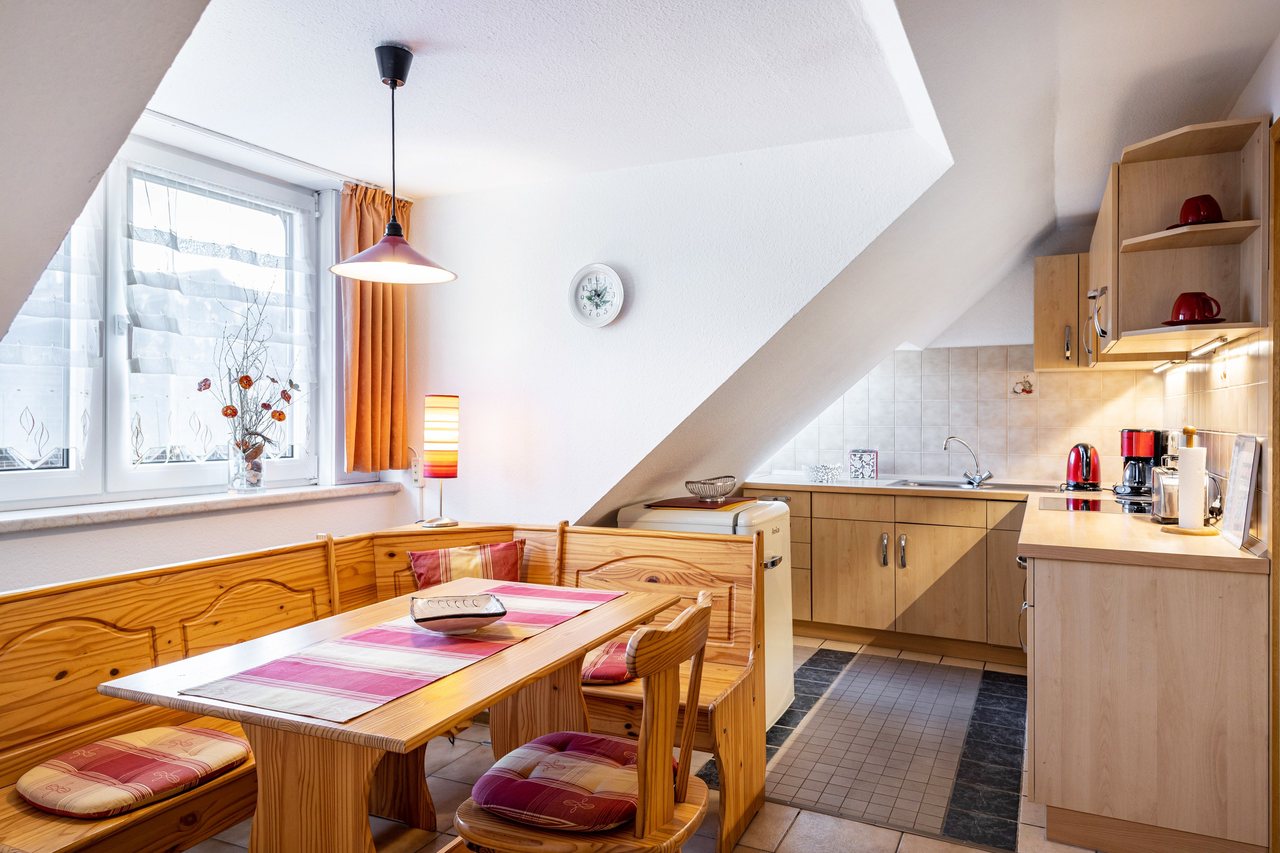 Küche mit Essplatz unter der Dachschräge, Ferienwohnung Viering in Bernau, Brandenburg