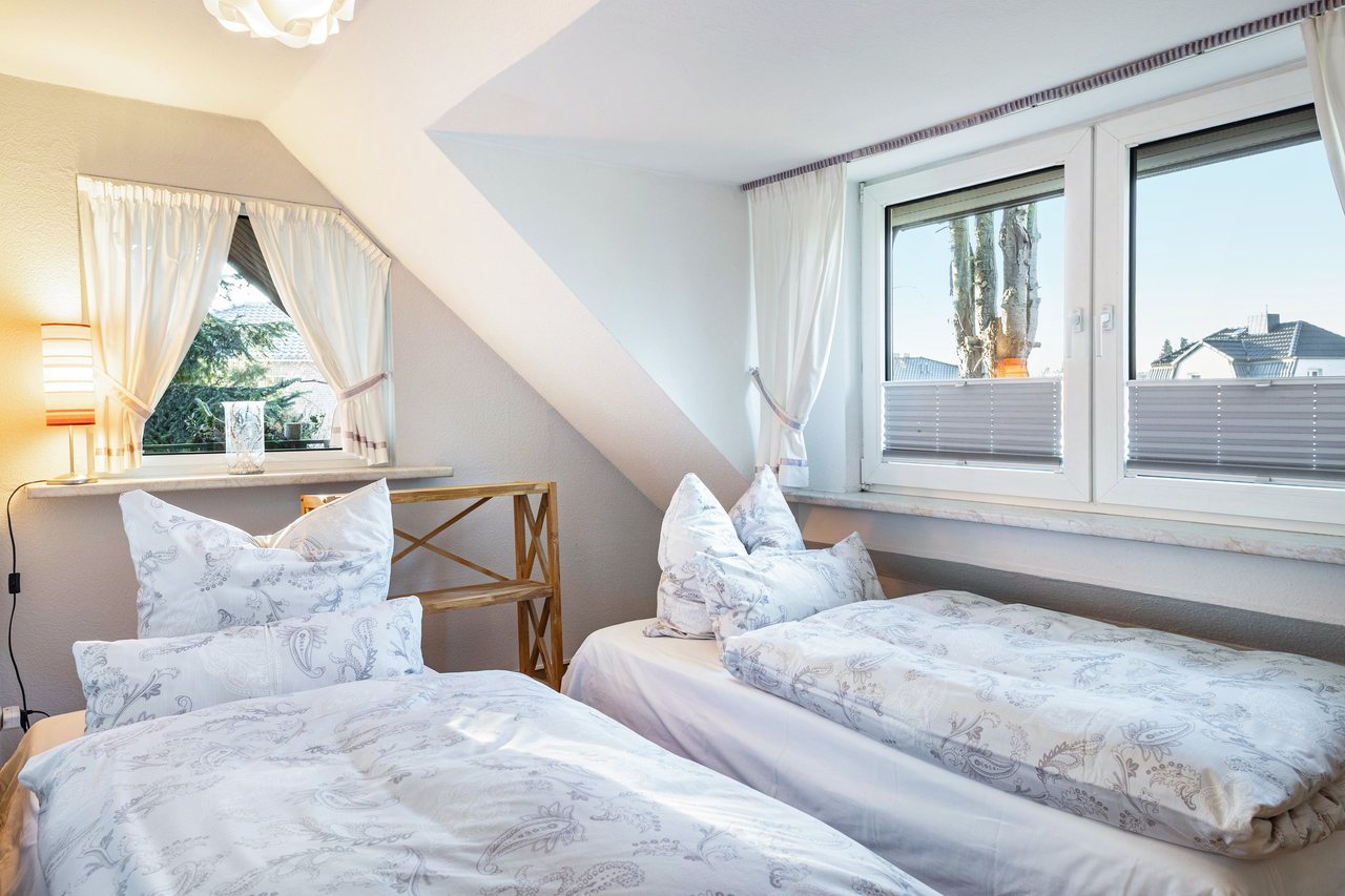 Schlafzimmer mit zwei Betten, Ferienwohnung Viering in Bernau, Brandenburg