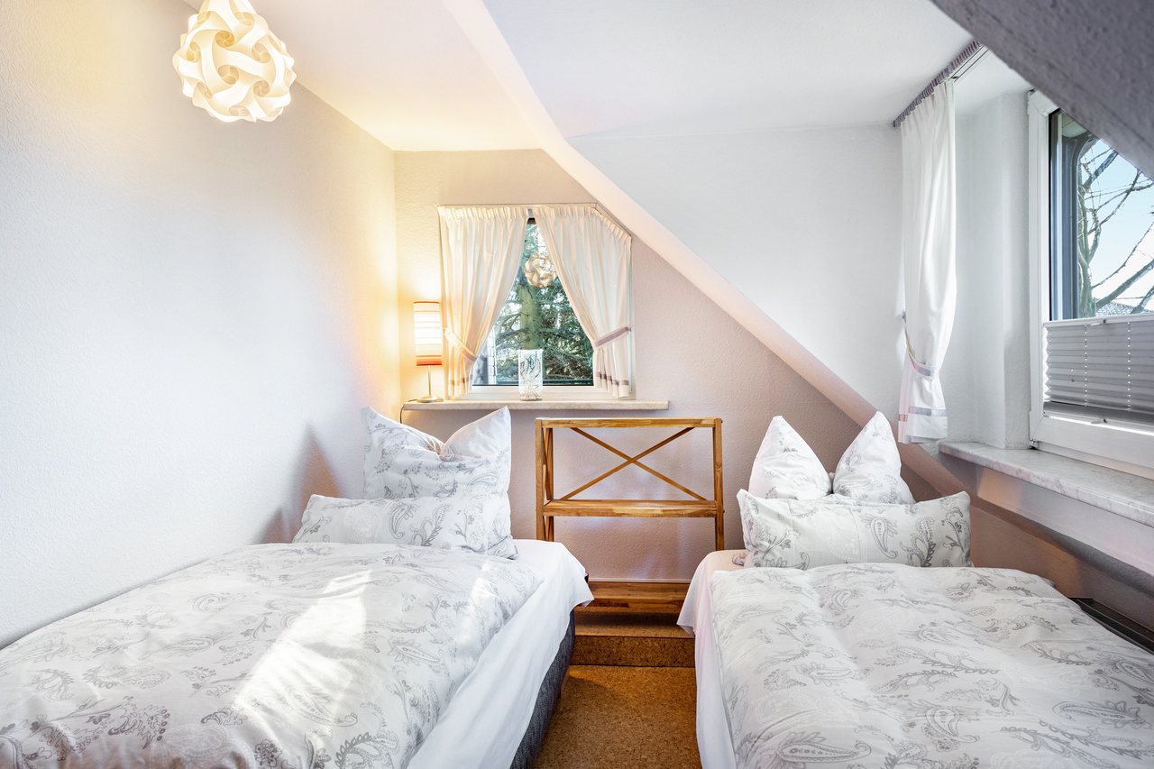 Schlafzimmer mit zwei Betten unter der Dachschräge, Ferienwohnung Viering in Bernau, Brandenburg