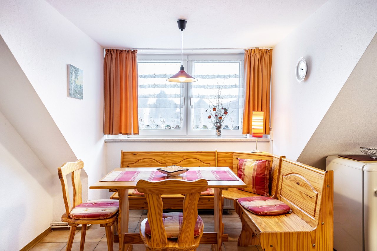 Essbereich unter der Dachschräge, Ferienwohnung Viering in Bernau, Brandenburg