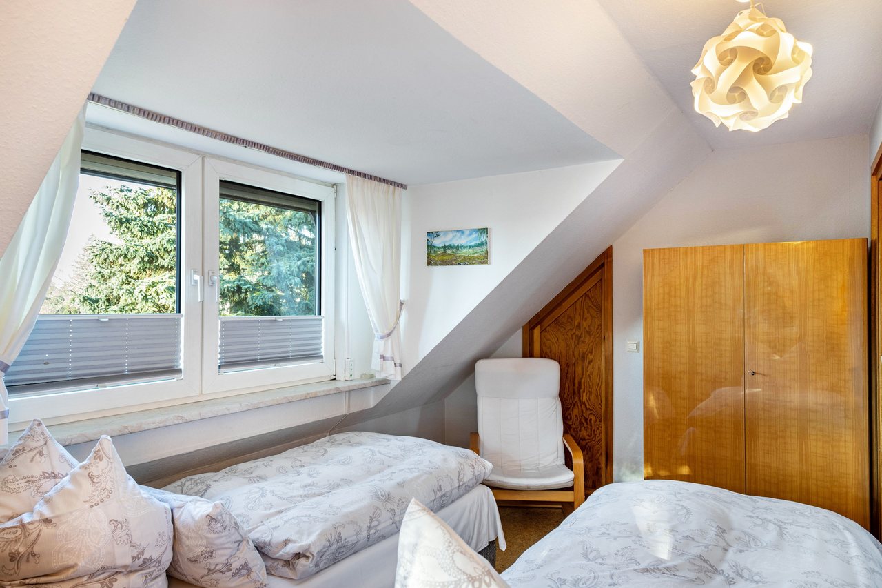 Schlafzimmer mit Sitzecke, Ferienwohnung Viering in Bernau, Brandenburg