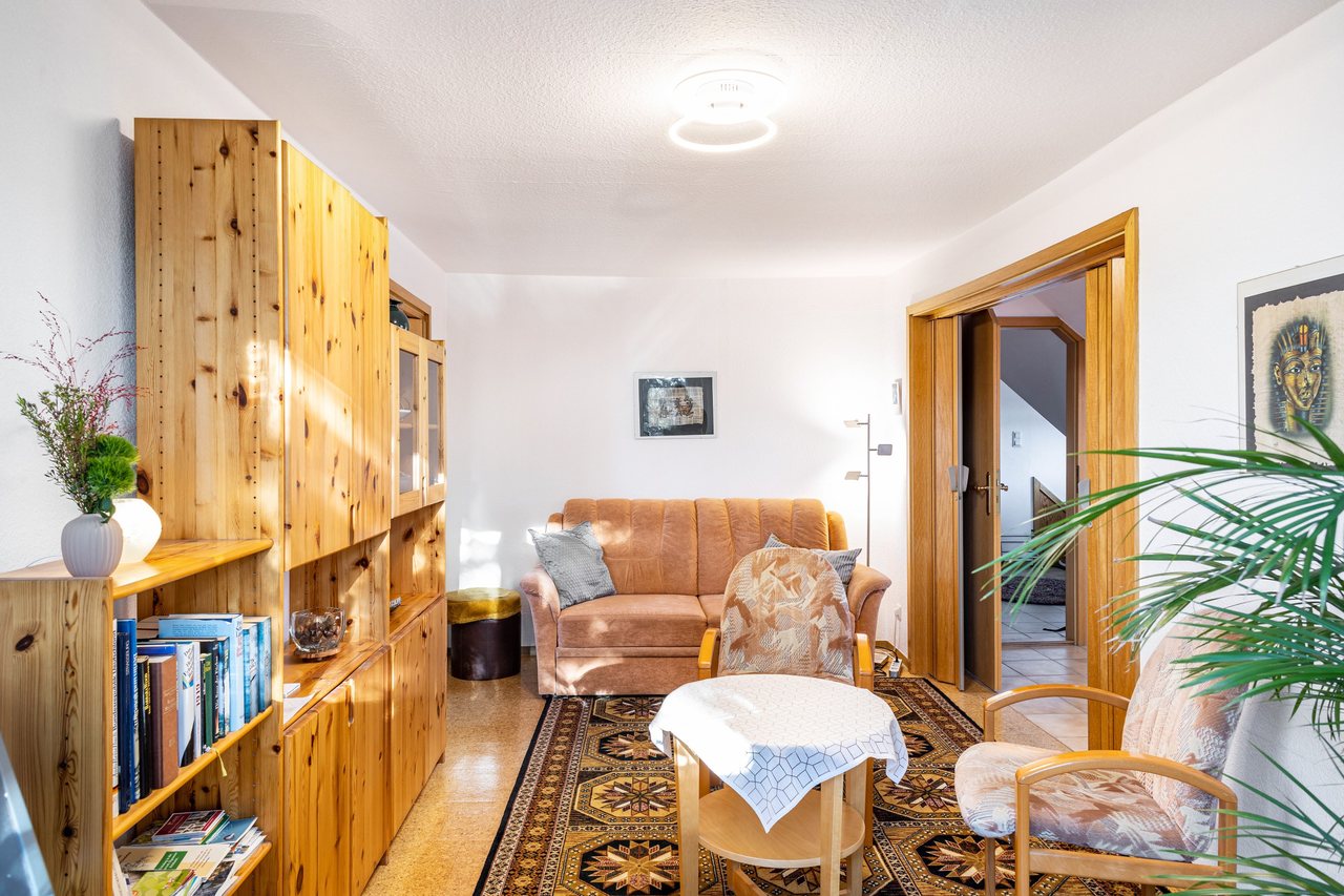 Wohnzimmer mit Sitzgruppe und Schrankwand, Ferienwohnung Viering in Bernau, Brandenburg